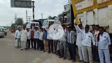 सरदारशहर: अशोक स्तंभ पर ट्रक यूनियन ने किया प्रदर्शन; 8 दिनों से लगातार धरना जारी, वाहनों की सस्पेंड आरसी को बहाल करने की मांग