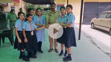 अमरोहा: अमरोहा में राखी के धागों में बंधी सुरक्षा की डोर, स्कूली बहनों ने अमरोहा देहात के कोतवाल की कलाई में बांधी राखी