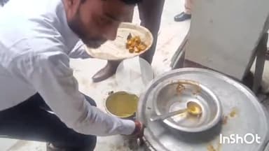 मुंगेर: जिलाधिकारी ने बाढ़ प्रभावित क्षेत्र का जायजा लिया, बाढ़ पीड़ितों के लिए बने खाने को चखा और कहा खाना अच्छा है