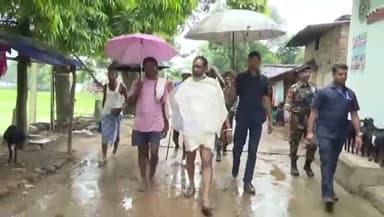 कांके: मुख्यमंत्री हेमंत सोरेन अपने पैतृक गांव नेमरा में धान रोपनी कर रहे किसानों के साथ खेत में उतरे