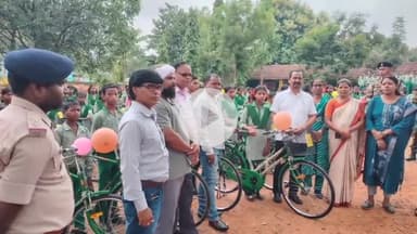 हाट गम्हरिया: राजकीयकृत उच्च विद्यालय हाटगम्हरिया में मंत्री द्वारा स्कूली छात्र-छात्राओं को साइकिल वितरण