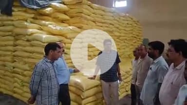 पीपलदा: कृषि अधिकारियों ने इटावा कस्बे में खाद की व्यवस्थाओं का किया औचक निरीक्षण, कहा- पर्याप्त मात्रा में खाद का भंडार है