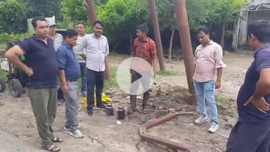 रामपुर: बरेली गेट पर पॉलिटेक्निक के निकट बड़ा पेड़ 33 हजार लाइन पर गिरा, शाहबाद गेट क्षेत्र में विद्युत आपूर्ति बाधित