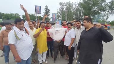 रामपुर: शुक्रवार को ज्वाला नगर के श्री राम चौक पर व्यापारियों ने अमेरिकी राष्ट्रपति डोनाल्ड ट्रंप का पुतला फूंका