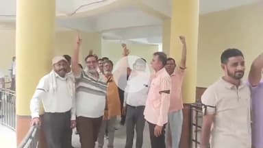 बीकानेर: अभियांत्रिकी महाविद्यालय में संविदा कर्मचारियों ने काली पट्टी बांधकर किया विरोध प्रदर्शन