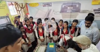 बेगूसराय: ओमर गर्ल्स स्कूल में आगामी विधानसभा चुनाव के लिए छात्राओं को EVM की जानकारी दी गई