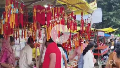 छिबरामऊ: शहर के मैन बाजार में रक्षाबंधन त्योहार के लिए बहनों ने भाइयों की कलाई में राखी बंधवाने के लिए की खरीदारी