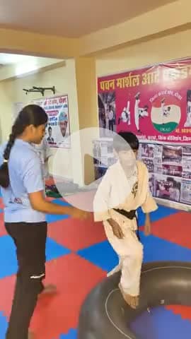 rakshabandhan mein badi bahan chhote bhai ko back flip practis Karate hue