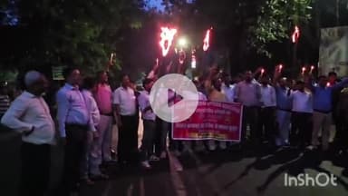 मुंगेर: बिहार अनुसचिवीय कर्मचारी संघ गोपगुट ने 10 सूत्री मांगों को लेकर किला परिसर में निकाला मशाल जुलूस