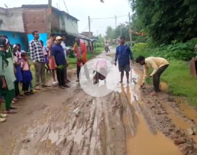 इचाक: बरियठ में जर्जर सड़क पर मुखिया समेत ग्रामीणों ने धान रोपकर किया विरोध प्रदर्शन