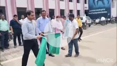 आरा: जिलाधिकारी कार्यालय परिसर से मतदाता जागरूकता रथ को विशेष गहन पुनरीकण के लिए जिला अधिकारी ने हरी झंडी दिखाकर किया रवाना