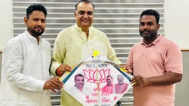 रामपुर: शुक्रवार को सिविल लाइन क्षेत्र स्थित कार्यालय पर विधायक आकाश सक्सेना ने रक्षा बंधन के मौके पर विशेष पतंग का विमोचन किया