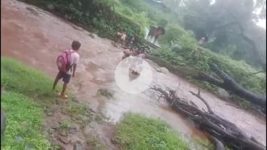पीरटांड: जराबाद में बच्चे तेज बहाव वाली नदी पार कर स्कूल जाते हैं, शिक्षा के लिए जान जोखिम में