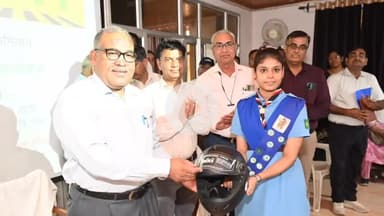 बीकानेर: 'सुसमा अभियान' के तहत विभिन्न स्कूलों में छात्राओं को हेलमेट वितरित किए गए