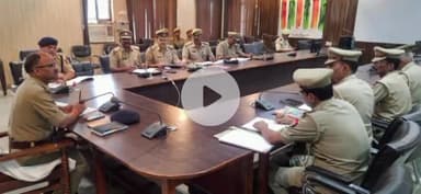 कर्वी: एसपी ने सर्किल मऊ के विवेचकों को अर्दली रुम में बुलाकर लंबित विवेचनाओं के शीघ्र निस्तारण के लिए दिए दिशा निर्देश