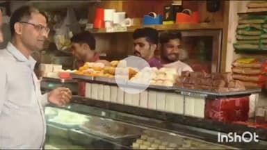 गुना: जय स्तंभ चौराहे पर खाद्य विभाग की टीम ने मिष्ठान भंडार और दुकानों का निरीक्षण कर खाद्य पदार्थों के नमूने लिए