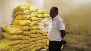 महाराजगंज: कमिश्नर और डीएम ने महराजगंज के सीमावर्ती समितियों का किया निरीक्षण, खाद उपलब्धता पर दिए निर्देश