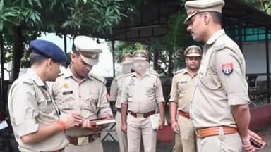 फरेंदा: थाना कोल्हुई का एसपी ने आकस्मिक निरीक्षण किया, विवेचना व साइबर अपराध की समीक्षा