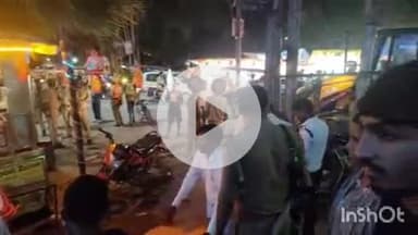 बहराइच: लोक निर्माण गेस्ट हाउस के सामने नगर पालिका की टीम ने सड़क की पटरियों से अतिक्रमण हटाया