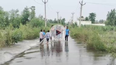 धनौरा: हरिद्वार बिजनौर बैराज से गंगा में छोड़ा जा रहा पानी, गजरौला में बाढ़ जैसे हालात, ग्रामीण परेशान