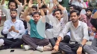 लाडपुरा: राजकीय महाविद्यालय परिसर में छात्रों ने अपनी विभिन्न मांगों को लेकर प्रदर्शन किया, धरने पर बैठे और नारेबाज़ी की