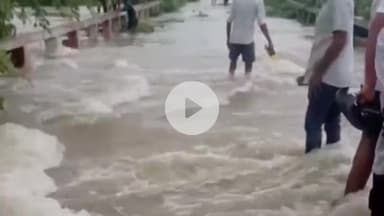 नौगावां सादात: तहसील क्षेत्र की सड़कों पर पहुंचा बाढ़ का पानी, प्रशासन हुआ अलर्ट