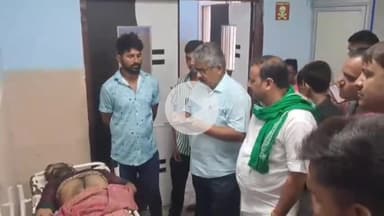 आरा: बसंतपुर में शौच करने जा रहा युवक बाढ़ के पानी में बहकर डूब गया, ट्रैक्टर से शव सदर अस्पताल लाया गया