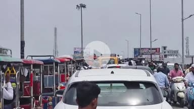 अमरोहा: अमरोहा में घंटा लगा भयंकर जाम,जोया ओवर ब्रिज के ऊपर दो कार खराब लगा भयंकर जाम पुलिस के छूटे पसीने,लोग परेशान