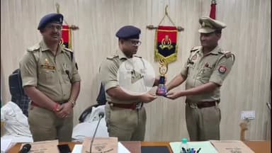 अमरोहा: अमरोहा के एसपी अमित कुमार आनंद ने थाना प्रभारी मंडी धनौरा को कॉप ऑफ द मंथ जुलाई 2025 की उपाधि से सम्मानित किया