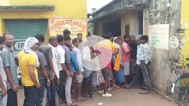 कसिया: पटहेरवा समिति पर प्रातः 4 बजे से यूरिया के लिए लाइन में खड़े हैं सैकड़ों किसान, सचिव सूचना देकर हुए गायब