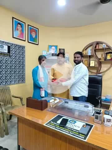 बक्सर नगर में रक्षा बंधन से पूर्व ज्योति लाइब्रेरी स्थित ग्लोरियस अकादमी के निदेशक रंजीत भाई ने सम्मानित करते हुए गिफ्ट दिया, जिसमें राष्ट्रीय लोक मोर्चा के प्रदेश उपाध्यक्ष दिनानाथ ठाकुर जी भी उपस्थित रहे।