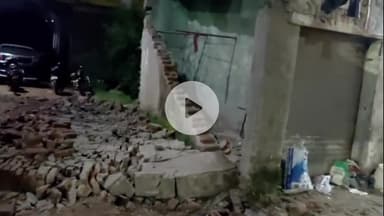 अमरोहा: अमरोहा में बारिश का कहर, गांव डिडौली में नेशनल हाईवे-नो के किनारे दुकान की गिरी दीवार, कई लोग बाल-बाल बचे