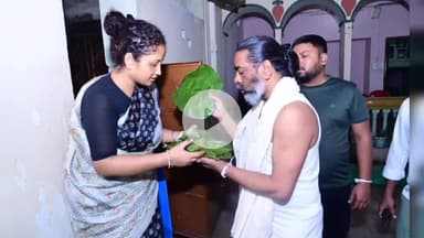 कांके: नेमरा में मुख्यमंत्री हेमंत सोरेन ने पूर्व मुख्यमंत्री शिबू सोरेन को भोजन परोसे जाने की रस्म निभाई