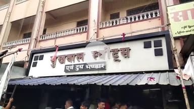 भीलवाड़ा: हरि शेवा धाम रोड पर स्थित सुखवाल दूध भंडार के बाहर दुकानदार द्वारा किए गए अतिक्रमण को यातायात पुलिस ने शनिवार को हटवाया