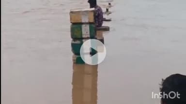 त्योंथर: डीह में बेलन नदी में उफान आने से पुल डूबा, जान जोखिम में डालकर पुल से होकर गुजर रहे हैं लोग; वीडियो आया सामने