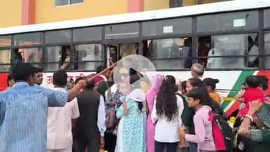 महाराजगंज: रोडवेज बस स्टेशन पर रक्षा बंधन पर महिलाओं की लगी भीड़, बसों में चढ़ने के लिए हुई धक्का-मुक्की
