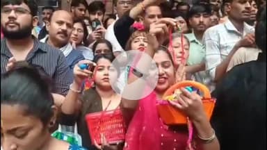 मथुरा: वृन्दावन: रक्षा बंधन पर्व पर हज़ारों बहनों ने बाके बिहारी को भाई मानकर बांधी राखी