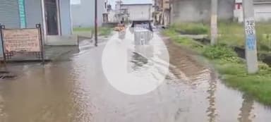 लक्सर: लक्सर नगर के कई मोहल्लों में बाढ़ का पानी भरने से लोगों को हो रही परेशानी