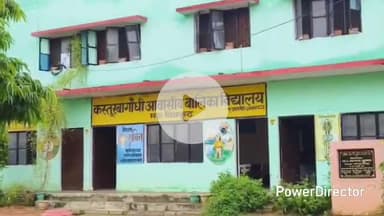 कर्वी: रक्षा बंधन त्यौहार के अवसर पर जिलाधिकारी चित्रकूट ने मऊ के कस्तूरबा गांधी बालिका विद्यालय की छात्राओं से बंधवाई राखी