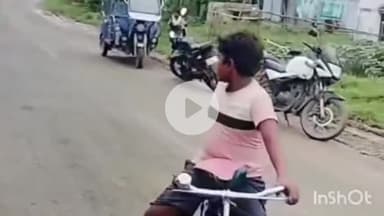 त्योंथर: कोनिया कला में खाद से लदा ट्रक पलटा, ड्राइवर बाल-बाल बचा, सोहागी थाना क्षेत्र में हादसा