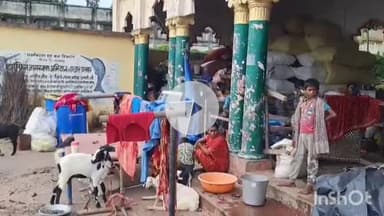 मुंगेर: उफनती गंगा पार कर मुंगेर शहर पहुंचे बाढ़ पीड़ित, मुंगेर किला क्षेत्र बना आशियाना