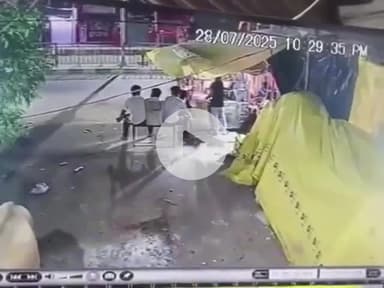 #vairal_video कुछ देर पहले सब कुछ था, कुछ देर में ही गज़ब हो गया, पूरी दुकान ही उठा ले गया सांड