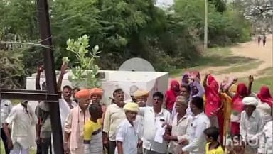 रोहट: रोहट के झीतड़ा गांव में स्मार्ट मीटर लगाने पर ग्रामीणों ने किया विरोध प्रदर्शन, सरपंच को सौंपा ज्ञापन