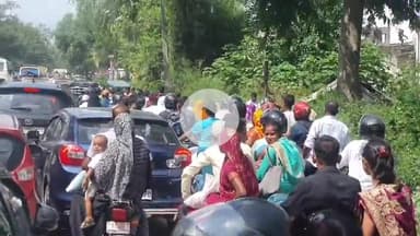 रामपुर: ख़ौद चौराहे के पास अधिक वाहनों के कारण भीषण जाम लग गया, थाना इंचार्ज ने कड़ी मशक्कत से जाम खुलवाया