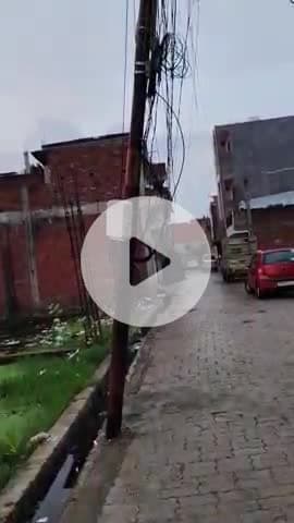 ये वीडियो मकड़ीखेड़ा, एकलव्य पब्लिक स्कूल के पास का है। किसी भी समय ये पोल गिर सकता है,केस्को की लापरवाही का सबूत।#kesco