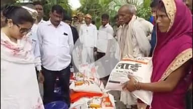 करनैलगंज: डीएम प्रियंका निरंजन ने नकहरा में किया निरीक्षण, राहत सामग्री बांटी