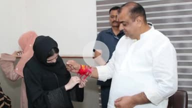 रामपुर: शनिवार को सिविल लाइन क्षेत्र स्थित कार्यालय पर हिंदू और मुस्लिम बहनों ने शहर विधायक आकाश सक्सेना को राखी बांधी