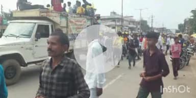 ब्यौहारी: बन सुकली चौक से विश्व आदिवासी दिवस पर आदिवासी समुदाय के लोगों ने निकाली रैली