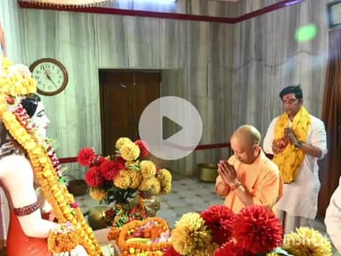 गोरखपुर: गोरखनाथ मंदिर पहुंचे सीएम ने बाबा गोरखनाथ का पूजन किया, फिर महंत अवेद्यनाथ जी की समाधि पर टेका मत्था