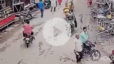 बहराइच: चौक बाजार इलाके से सराफा कारोबारी की लाखों की अंगूठियां लेकर युवक फरार, घटना CCTV में कैद हुई